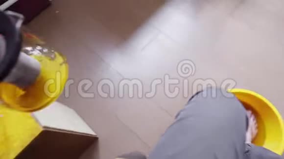 人坐在盥洗碗里用茶壶倒出液体的样子视频的预览图