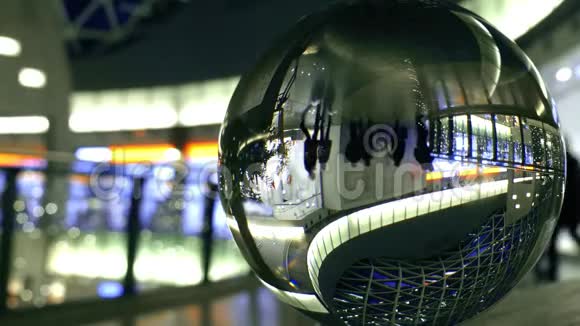 不知名的顾客走在现代化的商场里在玻璃球体中扭曲的视野视频的预览图