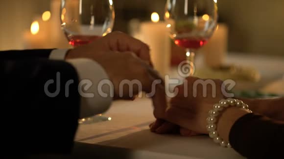 老年男性抚摸妻子的手已婚夫妇浪漫约会爱情表达视频的预览图