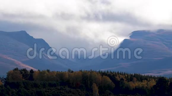 秋日时天空中的暴风云围绕着莱里格古鲁移动视频的预览图