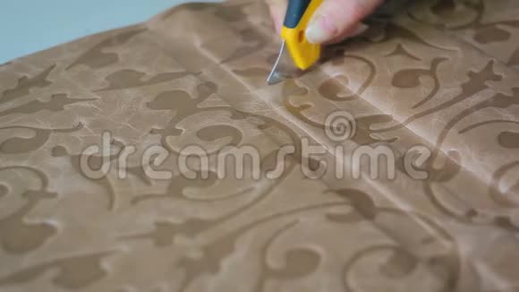 生产皮革制品的车间师傅用皮革的刀坯切割视频的预览图