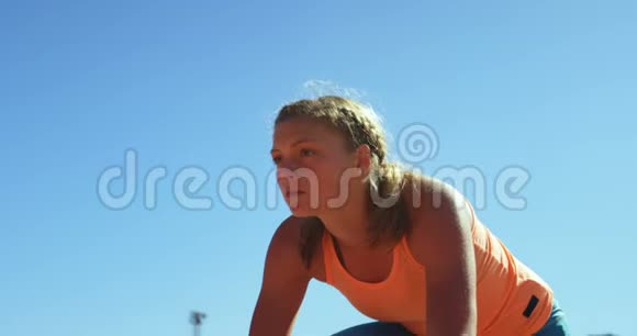 女运动员准备参加4k跑道的比赛视频的预览图