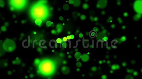 抽象的背景粒子绿色bokeh灯闪烁在黑暗的背景上闪烁视频的预览图