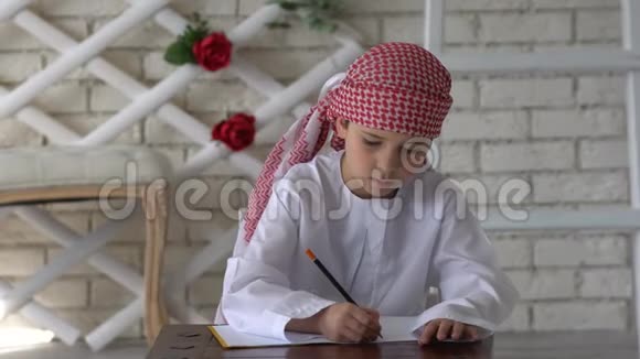阿拉伯男孩在写作视频的预览图