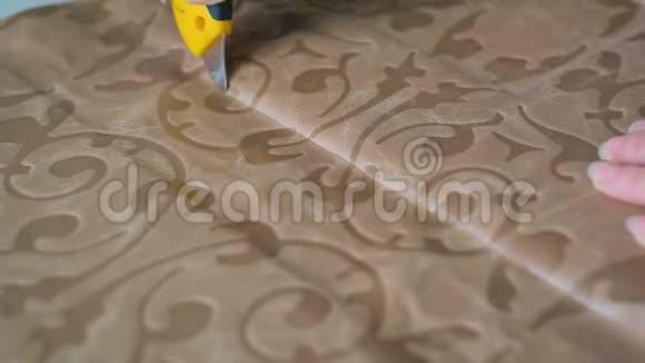 生产皮革制品的车间师傅用皮革的刀坯切割视频的预览图