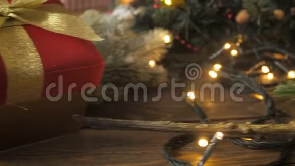摄像机沿着2018年圣诞蜡烛和寒假装饰移动的特写视频视频的预览图