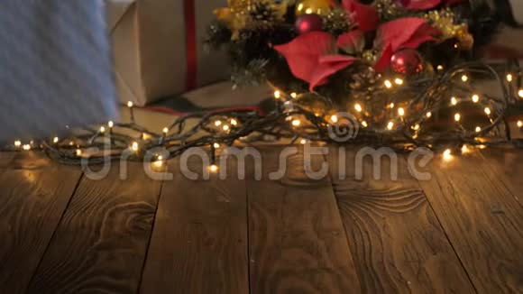 特写4k镜头父母把礼物放在圣诞树下的彩色盒子里视频的预览图