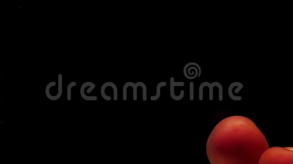 一个红番茄躺在黑色背景的透明水下视频的预览图