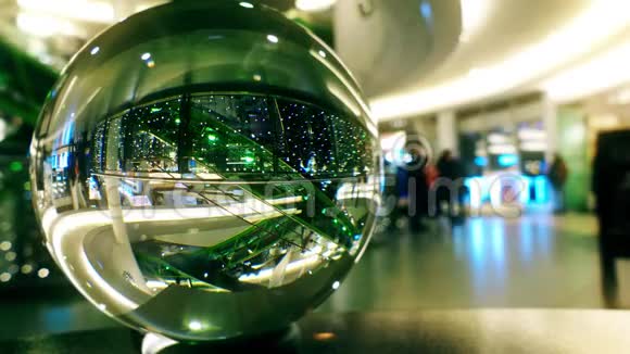 商场内部装饰圣诞节和新年透过玻璃球看到视频的预览图