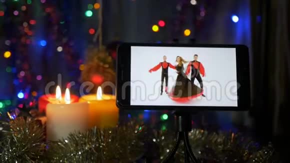 新年背景在前景是一个智能手机其中一个视频与艺术家的表现视频的预览图