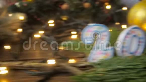 特写4k镜头镜头沿着木桌移动停在2018年的圣诞蜡烛上视频的预览图