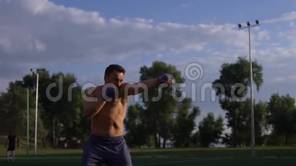 拳击手影拳作为运动准备的战斗视频的预览图
