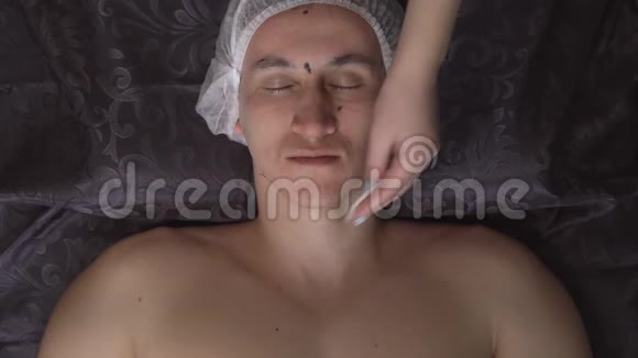 面部清洁水疗沙龙的男士视频的预览图