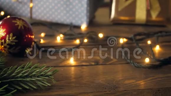 播放4k镜头镜头移过装饰好的圣诞餐桌聚焦于2018年数字的蜡烛视频的预览图