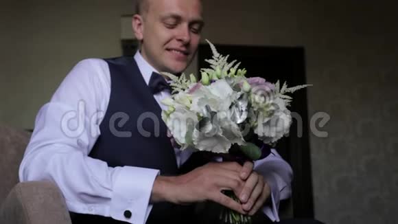 新郎拿着花束去找他的新娘婚礼日录像视频的预览图
