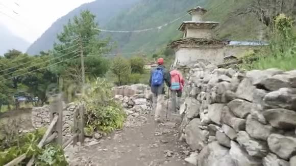 游客步行在尼泊尔的村庄普罗克跋涉在马纳斯鲁山尼泊尔视频的预览图