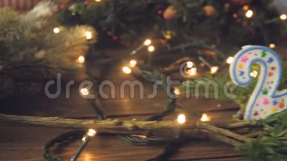 木桌上的2018年新年香的特写调色4k视频视频的预览图