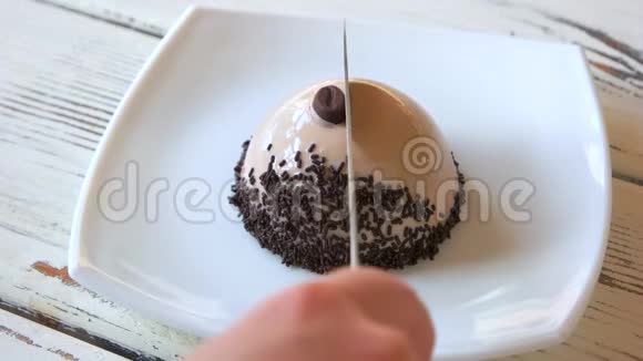 刀切割穹顶形状的蛋糕视频的预览图