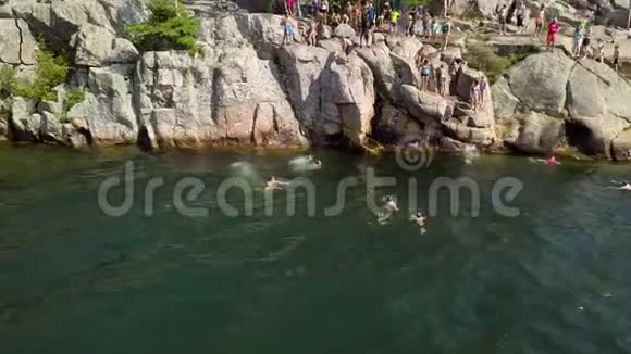 悬崖跳跃杀熊省级公园视频的预览图