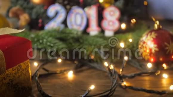 特写4k镜头拍摄到2018年木桌上的新年蜡烛视频的预览图