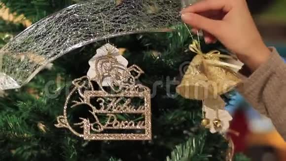 新年雌性手把玩具放在圣诞树上视频的预览图
