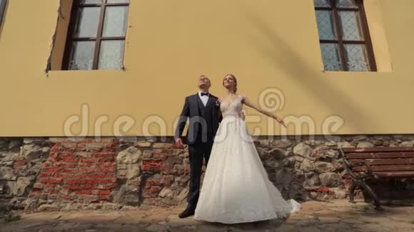 新婚夫妇结婚那天正在城堡里散步新娘和新郎在婚礼上享受视频的预览图