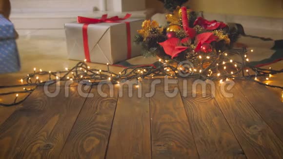 特写4k镜头父母双手将圣诞礼物放在客厅地板上视频的预览图