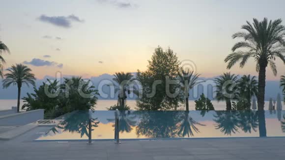 度假村的室外游泳池日落时的自然背景场景视频的预览图