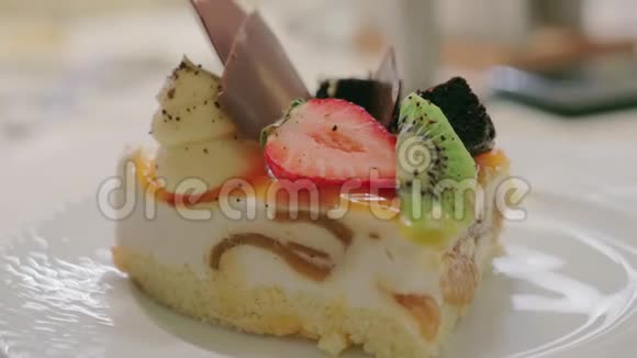 用水果和巧克力装饰的漂亮蛋糕的特写视频的预览图