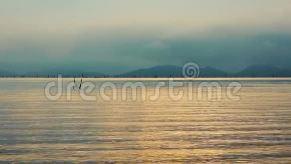 日出的宁静景象天空笼罩着海景泰尔和橙色过滤器视频的预览图