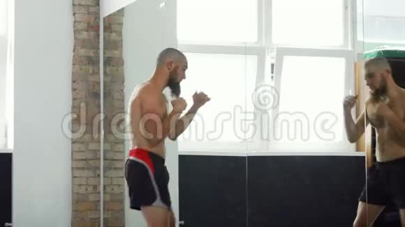 在健身房锻炼的有胡子的男性MMA战斗机视频的预览图