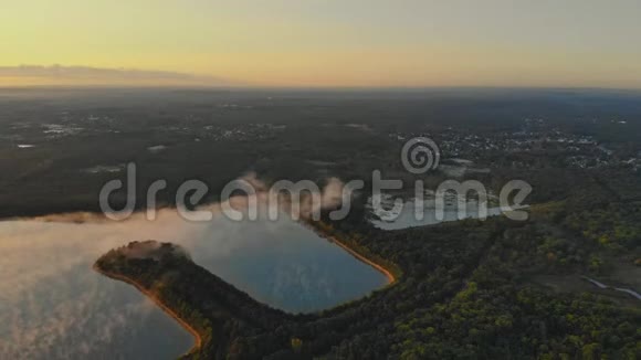 美丽的风景早晨日出在溪流和松树露营在湖中视频的预览图