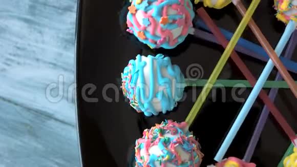 木棒上装饰的球状糖果视频的预览图
