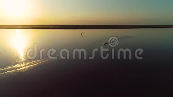 黎明时平静的湖孤独的赤鸢视频的预览图