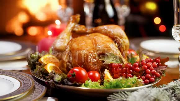 为圣诞晚餐添加烤鸡和蔬菜的餐桌特写镜头视频的预览图