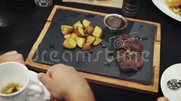 肉排加炒土豆视频的预览图