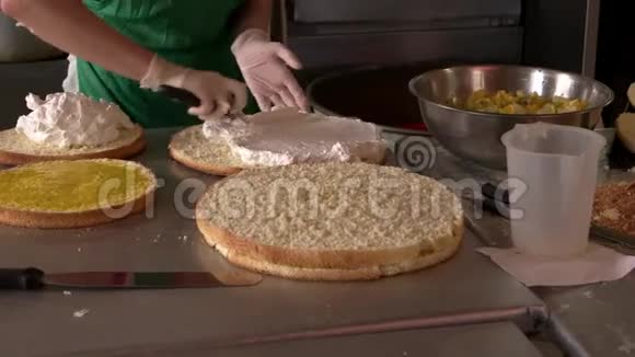 面包师把奶油放在蛋糕上视频的预览图