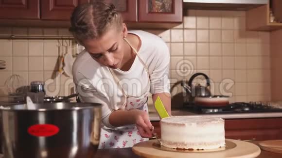 一位烹饪博客写手在家准备蛋糕这位女士准备了一份甜点视频的预览图