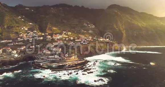 葡萄牙马德拉岛日落时莫尼兹港的4k鸟瞰图视频的预览图