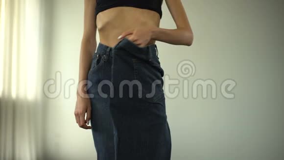 厌食症女孩穿着一条裤腿肥胖的人和瘦瘦的快速减肥视频的预览图