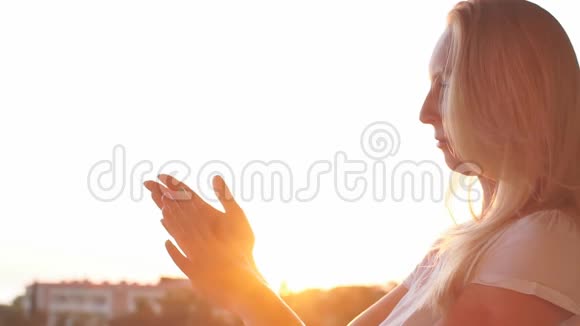 女人在阳光的照耀下双手缓慢地展开奶油视频的预览图