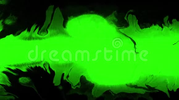 一滴亮绿色油漆对水面的影响1920x1080视频的预览图