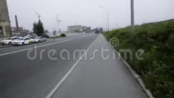 有人用摄像机在人行道上跑用握手拍视频视频的预览图
