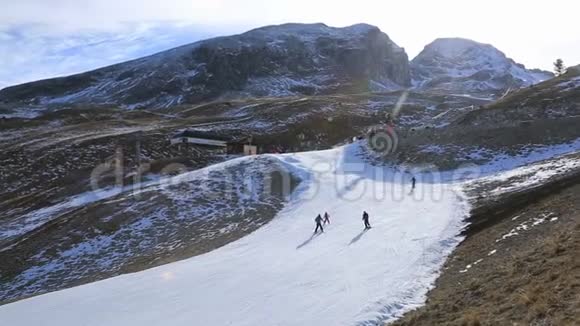 带人工雪的斜坡滑雪者视频的预览图
