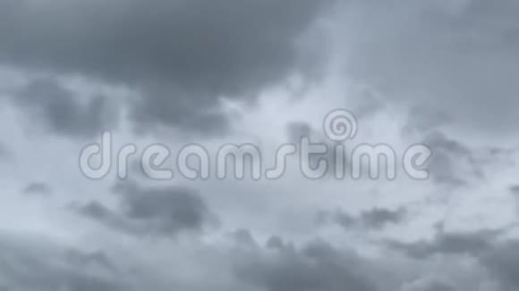 时间过去灰色天空雷暴云视频的预览图