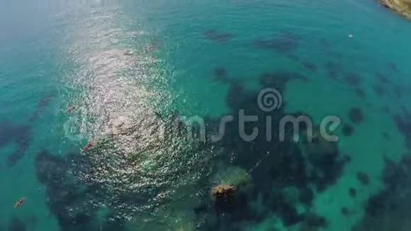 海滩沿岸有透明的绿松石海水马耳他视频的预览图
