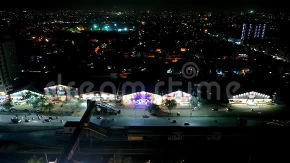 纳齐马巴德夜间交通的美丽鸟瞰图视频的预览图