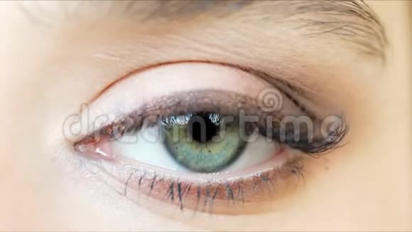 美丽的特写镜头的女性眼睛与经典眼线化妆视频的预览图