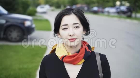 穿着丝巾走在街上的美丽亚洲女人视频的预览图