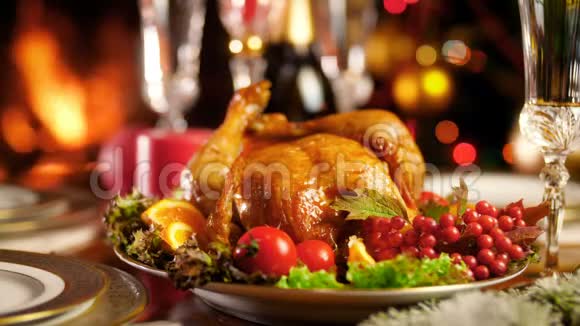 客厅的节日桌上放着美味的烤鸡上面有燃烧的壁炉和炽热的圣诞节视频的预览图